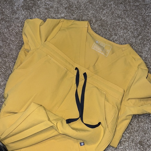 Figs (Set) - Yola Skinny Scrub Pants AND Catarina One-Pocket Scrub Top *Gold - Picture 16 of 16